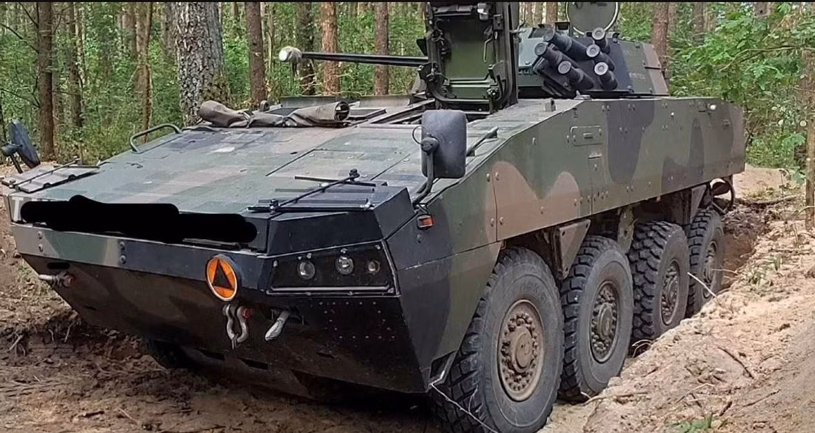 Đột nhiên, một hình ảnh mờ ảo xuất hiện trong kính nhìn đêm của phân đội phục kích, đó là một chiếc xe bọc thép trinh sát "Rosomark" do Ba Lan sản xuất, làm nhiệm vụ do thám sâu trong phòng tuyến của đối phương. 