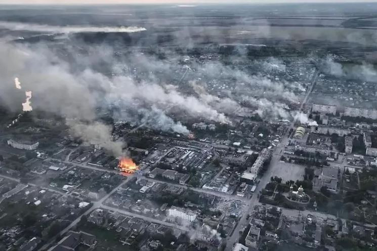 Về toàn bộ mặt trận Kharkov, hiện tại hai bên đang ở thế giằng co, quân Nga cũng không thể tiến lên, mà quân Ukraine cũng không thể phản công. Tất nhiên, vẫn còn một khoảng cách nhất định so với mục tiêu vùng đệm an toàn do Tổng thống Putin đề xuất. Để đạt được mục tiêu này, Nga phải tăng quân và có thể phải đến tháng Bảy hoặc tháng Tám mới hoàn thành.