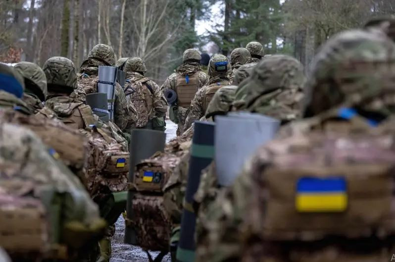 Như vậy, chỉ trong một ngày, ba tiểu đoàn quân Ukraine đã bị Cụm quân phía nam của Nga loại khỏi vòng chiến đấu, điều này khẳng định đầy đủ kết luận của “Blackbird” rằng, một ngày nào đó sẽ gần như không còn quân Ukraine nào trong “pháo đài” Chasov Yar, như đã xảy ra ở Novogrodovka, Selidove, Gornyak và Kurakhovka.