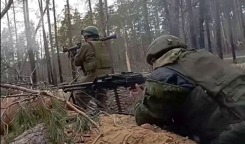 Cũng tại các khu vực trên, Quân đội Nga đã loại khỏi vòng chiến đấu 810 lính Ukraine, phá hủy một xe tăng, một xe chiến đấu bộ binh, một xe chiến đấu bọc thép Kozak, 9 xe ô tô các loại; một khẩu pháo M777 và hai khẩu pháo 105mm M119 do Mỹ sản xuất; một khẩu pháo 152mm D-20 và hai khẩu pháo 122mm D-30; một hệ thống radar ieMHR của Israel; một trạm tác chiến điện tử "Enklav-N" và ba kho đạn. 