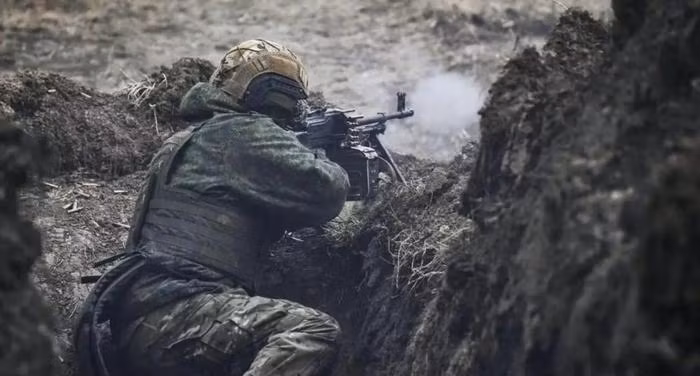 Theo truyền thông Ukraine cho biết, “các cuộc không kích của Nga là không chính xác và đôi khi họ phải sử dụng chiến thuật tấn công biển người”. Tuy nhiên, một chuyên gia quân sự từ nhóm “Blackbird (Chim đen)” của Phần Lan, đã so sánh các cuộc tấn công không ngừng của Quân đội Nga mà người Ukraine phải đối mặt ở Chasov Yar là một “trò chơi đánh đòn liên tục”.