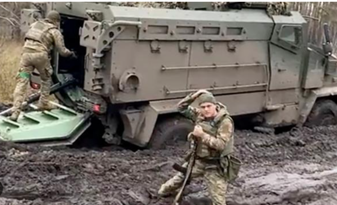 Những con đường “bí mật” mà quân Ukraine thường sử dụng để cơ động, được bao phủ bởi cây xanh, đã không còn giữ được bí mật, vì rừng cây đã vào mùa rụng lá. Và khi cây xanh không còn lá, mọi việc trở lên rõ như lòng bàn tay, và những con đường biến thành những con kênh đen như than, bị chôn vùi trong lòng đất sâu 5-10 cm, “Gaiduk” giải thích.