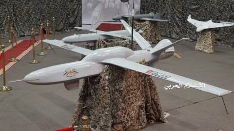 Lực lượng vũ trang Houthi cũng sử dụng nhiều loại UAV tấn công liều chết nhỏ hơn, bao gồm loại UAV Qasef-2K, v.v. Những UAV này được thiết kế để phát nổ trên không và thả đạn lựu sát thương trên phạm vi rộng. 