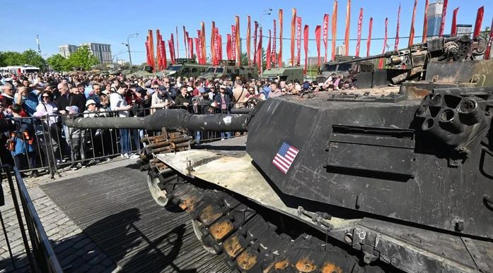 Ukraine cũng đã đưa xe tăng Abrams có nguồn gốc từ Mỹ vào chiến đấu, nhưng cũng chịu chung số phận như những chiếc Leopard. Nga trưng bày chiếc xe tăng M1A1 Abrams của Mỹ tại Công viên Chiến thắng cùng với Leopard-2A6 như “chiến lợi phẩm”