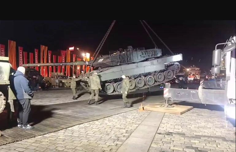 “Có những chiếc xe tăng hạng nặng tại triển lãm vũ khí chiến lợi phẩm, trong đó có xe tăng Leopard của Đức. Chúng đã bị chúng tôi tấn công và chúng tôi biết tiêu diệt những chiếc xe tăng này như thế nào, bắn vào đâu, bắn như thế nào”, Kondrashov nói. Tuy nhiên, Bộ Quốc phòng Nga chưa chính thức thừa nhận những thông tin này.