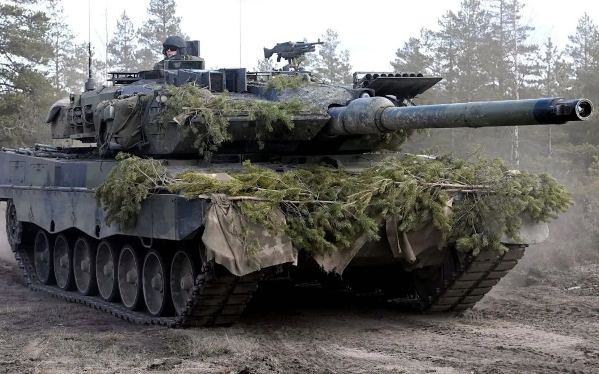 Ukraine đã nhận được vài chục xe tăng Leopard 2 từ nhiều quốc gia, bao gồm Ba Lan, Hà Lan, Bồ Đào Nha và Canada. Đức đã cung cấp ít nhất là 18 xe tăng (tương đương gần 1 tiểu đoàn thiếu). Vào tháng 3 năm nay, Tây Ban Nha đã công bố kế hoạch viện trợ thêm ít nhất 19 xe tăng Leopard-2A4 tới Ukraine vào tháng 9.