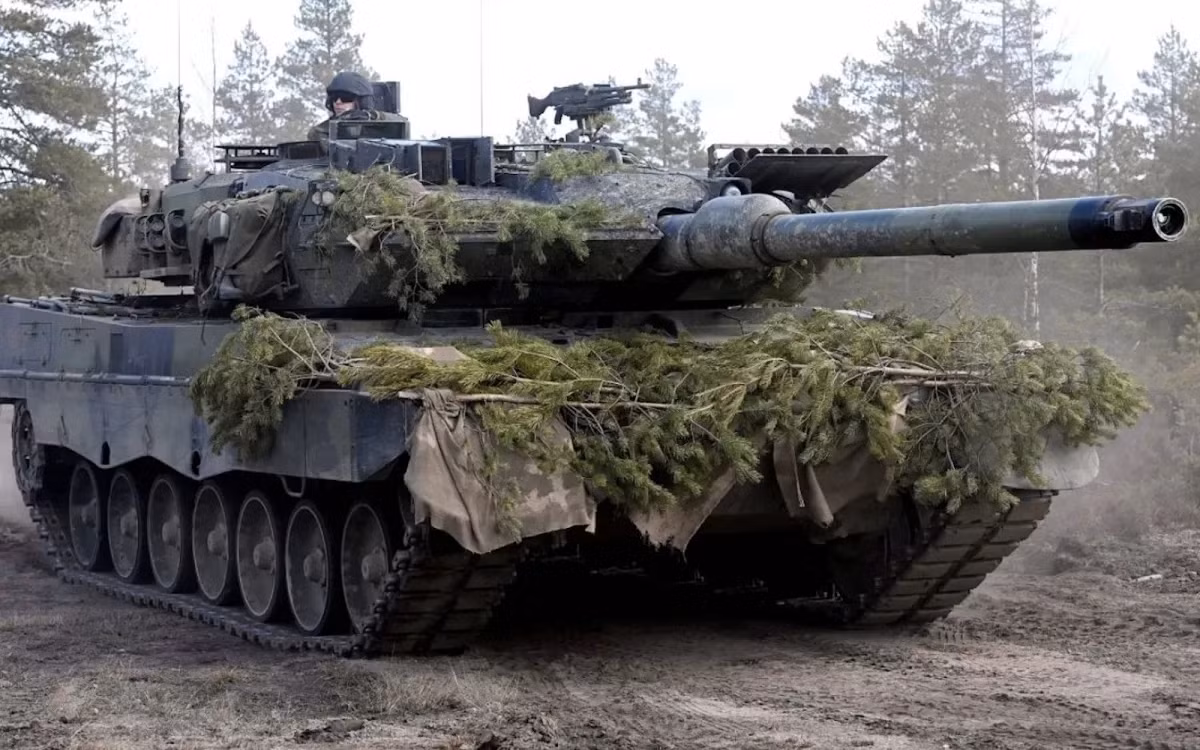 Ukraine đã nhận được vài chục xe tăng Leopard 2 từ nhiều quốc gia, bao gồm Ba Lan, Hà Lan, Bồ Đào Nha và Canada. Đức đã cung cấp ít nhất là 18 xe tăng (tương đương gần 1 tiểu đoàn thiếu). Vào tháng 3 năm nay, Tây Ban Nha đã công bố kế hoạch viện trợ thêm ít nhất 19 xe tăng Leopard-2A4 tới Ukraine vào tháng 9.