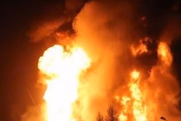 Cũng trên vòng vây xung quanh Kiev, một vụ nổ cực mạnh vang lên ở vùng ngoại ô thủ đô Ukraine, do trúng một tên lửa hành trình của Quân đội Nga, làm một kho nhiên liệu lớn, chứa hàng trăm tấn sản phẩm dầu, nhiên liệu và chất bôi trơn các loại đã bị phá hủy. 