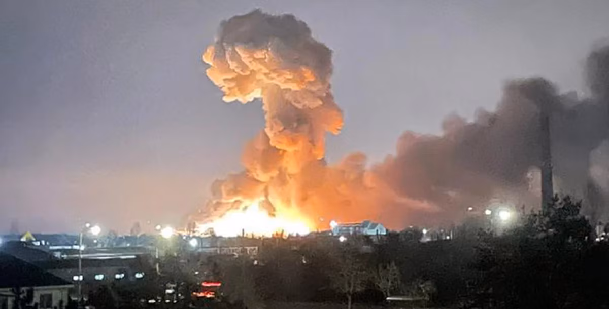 Vụ nổ mạnh đến mức hình thành một vòm lửa khổng lồ cao hàng chục mét trên bầu trời, điều này cho thấy sự hủy diệt nghiêm trọng. Cư dân địa phương cho biết, khoảng một vài giây trước khi vụ nổ xảy ra, một vật thể bay nhanh về phía kho dầu và có khả năng đó là một tên lửa hành trình.