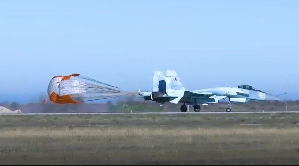 Trong đoạn video sau khi chiếc Su-35S hạ cánh, nó thiếu một tên lửa phòng không tầm ngắn R-73 ở dưới cánh bên phải và một tên lửa R-77-1 cũng ở dưới cánh bên phải. Do đó, nhiều khả năng, 2 chiếc trực thăng Mi-8 và một chiếc MiG-29 của Ukraine được tuyên bố trong cuộc họp giao ban của Bộ Quốc phòng Nga, chính là nạn nhân của chiếc Su-35S này, đã xuất hiện trong video. 