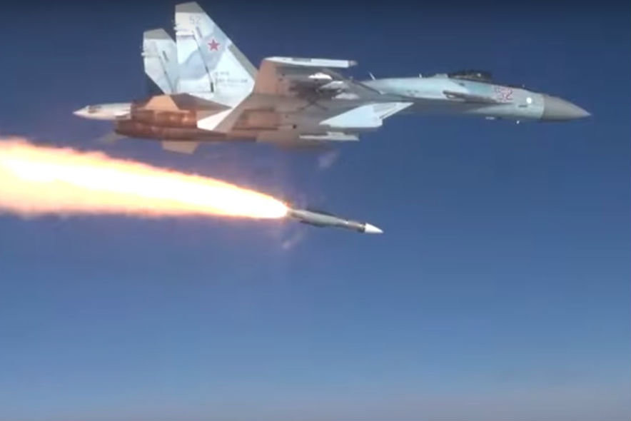 Trong khi đó, radar thụ động Irbis-E của Su-35S, có thể theo dõi mục tiêu ở khoảng cách lên tới 350 km; còn tên lửa R-77-1 và R-73 có khoảng cách tiêu diệt mục tiêu lần lượt là 110 km và 40 km. Như vậy, trong một cuộc tuần tra thông thường, phi công Nga có thể đã phát hiện và theo dõi 3 mục tiêu và phóng tên lửa R-77 và R-73 trước khi hạ cánh.
