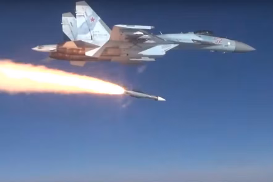 Trong khi đó, radar thụ động Irbis-E của Su-35S, có thể theo dõi mục tiêu ở khoảng cách lên tới 350 km; còn tên lửa R-77-1 và R-73 có khoảng cách tiêu diệt mục tiêu lần lượt là 110 km và 40 km. Như vậy, trong một cuộc tuần tra thông thường, phi công Nga có thể đã phát hiện và theo dõi 3 mục tiêu và phóng tên lửa R-77 và R-73 trước khi hạ cánh.