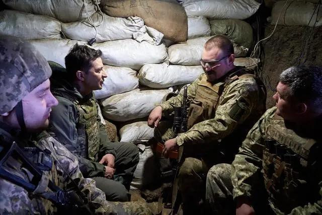 "Nhà máy đã trở thành nơi trú ẩn cuối cùng của hàng nghìn chiến binh và dân thường Ukraine mắc kẹt. Họ không có cơ hội thoát thân và có rất ít cơ hội được giải cứu”, New York Times bình luận về tình hình của họ.