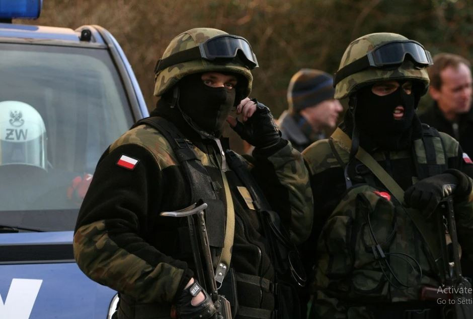 Còn tại bãi tập của trung tâm huấn luyện lực lượng thiết giáp, 2 binh sĩ đã thiệt mạng sau khi bị xe chiến đấu bộ binh đâm phải. Hai lính Ba Lan nữa thiệt mạng do việc dùng trái phép thuốc nổ TNT tại địa điểm thử nghiệm ở Śląskie Voivodeship.