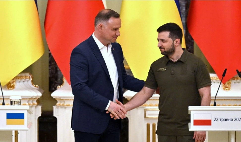 Ba Lan thậm chí còn cảnh báo Nga rằng, nếu Moscow làm điều gì quá đáng hơn, Ba Lan sẽ có hành động cụ thể hơn đối với vấn đề Ukraine; đồng thời ám chỉ rằng họ có thể cử quân can thiệp vào Ukraine. (Ảnh: Tổng thống Ukraine Volodymyr Zelensky (phải) gặp người đồng cấp Ba Lan Andrzej Duda).