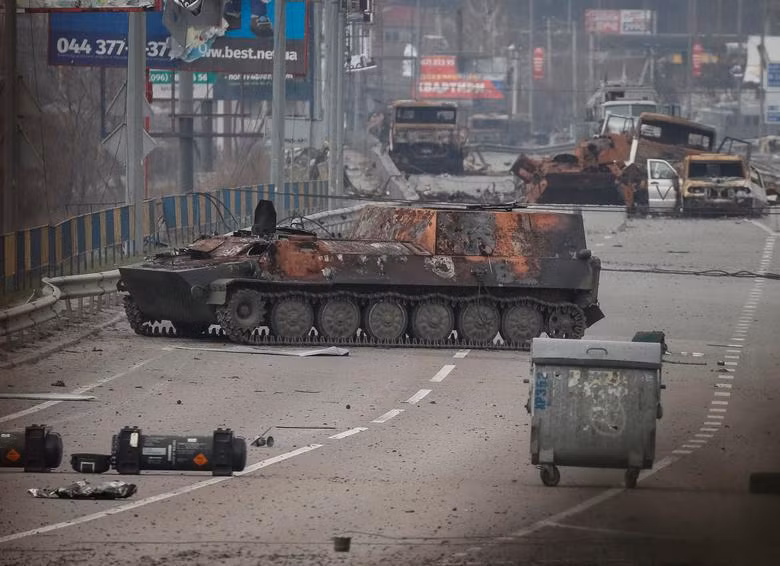 Các dòng xe chiến đấu bộ binh, xe bọc thép chở quân và xe chiến đấu lội nước do Liên Xô sản xuất, thường giảm trọng lượng bằng cách giảm khả năng bảo vệ bằng vỏ giáp mỏng hơn, nên xe bọc thép Liên Xô/Nga dễ bị phá hủy hơn xe bọc thép của phương Tây. 