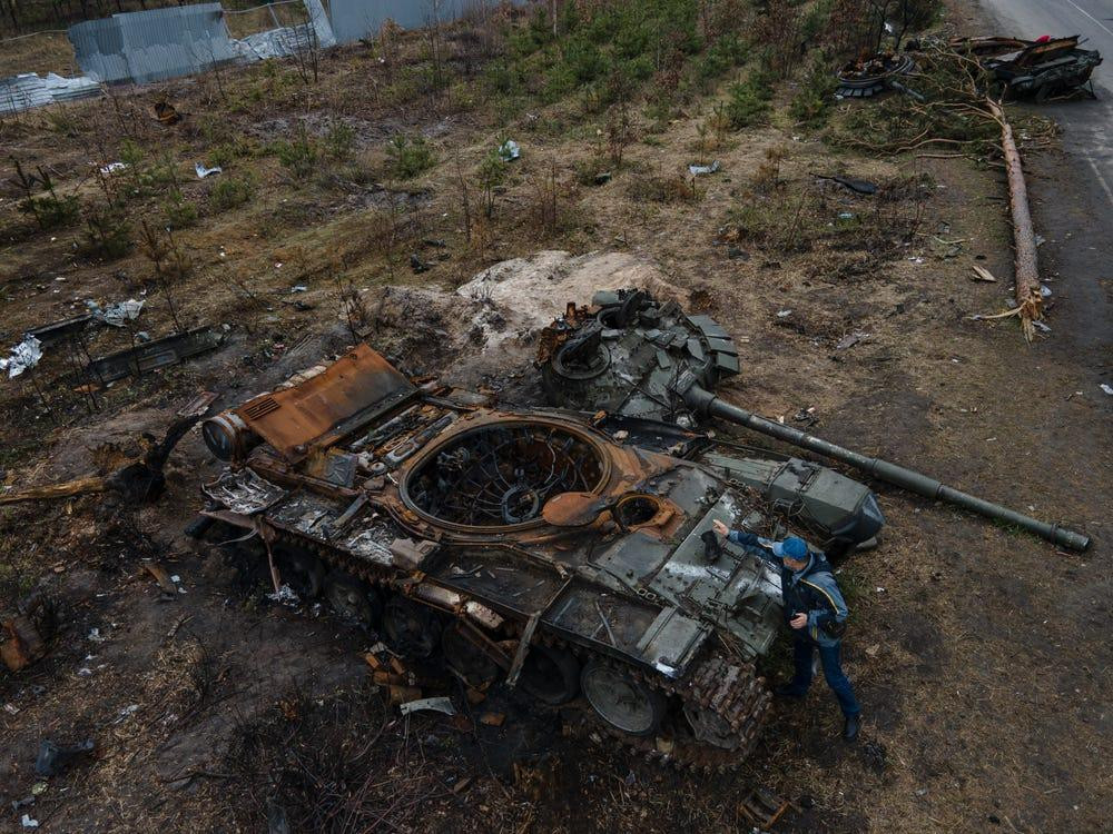 Cả Quân đội Ukraine và Nga đều mất một số lượng lớn xe bọc thép hạng nhẹ và cần được bổ sung. Tuy nhiên, kho dự trữ xe bọc thép của Nga lớn hơn rất nhiều so với Ukraine, vì vậy Ukraine cần một số lượng lớn xe bọc thép chở quân và xe chiến đấu bộ binh từ phương Tây.