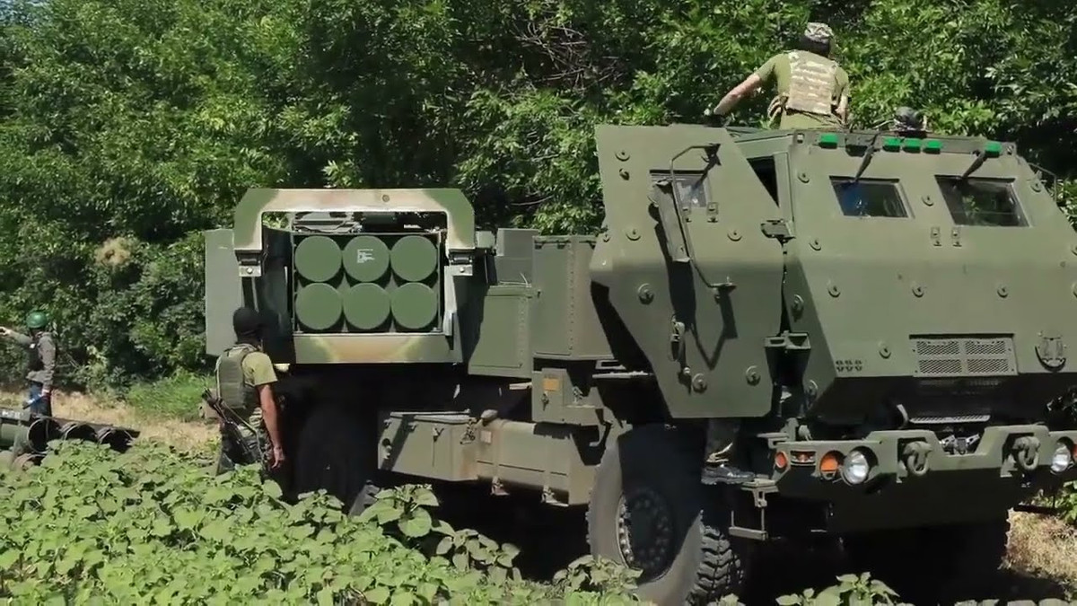 Tuy nhiên, các chuyên gia chú ý đến thực tế là Quân đội Ukraine cũng chuyển sang chiến thuật khá bất thường, bao gồm các vụ phóng tên lửa dẫn đường, lẫn với không có dẫn đường. Hiệu quả của các cuộc tấn công của HIMARS của Ukraine trong những ngày gần đây, đã giảm xuống dưới 50% so với những ngày đầu. 