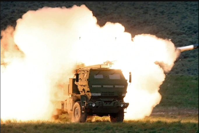 Theo các chuyên gia, rất có thể tên lửa HIMARS đã bị chế áp bởi hoạt động của các hệ thống tác chiến điện tử; do mất liên lạc giữa hệ thống điều khiển và vệ tinh GPS, nên việc kích nổ có thể đã không xảy ra. Tuy nhiên vẫn chưa rõ, liệu có phải Mỹ thực hiện việc vô hiệu hóa đầu đạn hay không? 