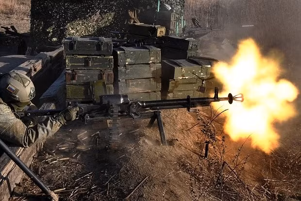 Sau khi tập trung lực lượng tinh nhuệ, chọc vào những mắt xích yếu kém này trong tuyến phòng ngự của Quân đội Ukraine, Quân đội Nga sẽ tập trung khoan sâu vào những mắt xích yếu; cuối cùng phá sập toàn bộ tuyến phòng thủ của Quân đội Ukraine trong một đòn tấn công tổng lực. 