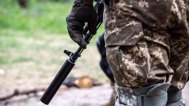 Quân đội Nga còn thường xuyên tung các nhóm biệt kích quấy rối vùng nội địa của lực lượng phòng thủ, nhằm phá vỡ tuyến phòng ngự của Quân đội Ukraine, khiến các lực lượng phòng thủ ngoài lo đối phó với hỏa lực trút xuống đầu thường xuyên còn phải lo đối phó với biệt kích Nga.