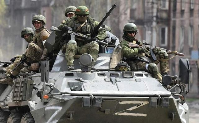 Nhìn vào toàn bộ chiến trường Ukraine có mặt trận dài hàng nghìn km, Quân đội Nga đã điều động tổng cộng 600.000 quân, thực hiện chiến thuật “nghìn vết cắt”, mở cuộc tấn công tổng lực trên tiền tuyến. 