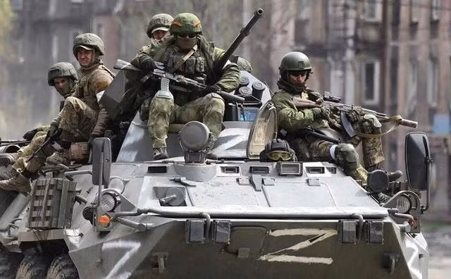 Nhìn vào toàn bộ chiến trường Ukraine có mặt trận dài hàng nghìn km, Quân đội Nga đã điều động tổng cộng 600.000 quân, thực hiện chiến thuật “nghìn vết cắt”, mở cuộc tấn công tổng lực trên tiền tuyến. 