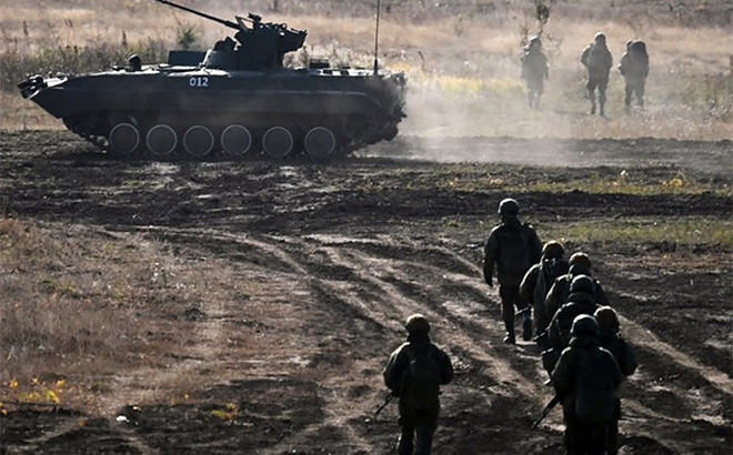 Một khi điểm yếu của quân Ukraine được tìm ra, quân Nga sẽ điều các nhóm thiết giáp tấn công nhanh chóng và chọc thủng các vị trí tiền phương của quân Ukraine ngay khi trận đánh bắt đầu. Sau đó, quân Nga sẽ áp dụng chiến thuật bao vây, chia cắt và cuối cùng tiêu diệt quân Ukraine.