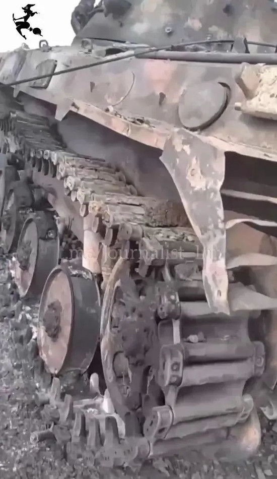 Đây là lần xuất hiện đầu tiên và có thể là kỷ lục chiến đấu thực tế đầu tiên, mà xe tăng chiến đấu chủ lực T-90M của Nga đạt được, kể từ khi được biên chế năm 2020. Ảnh: Xe tăng Ukraine bị T-90M của Nga phục kích tiêu diệt. 