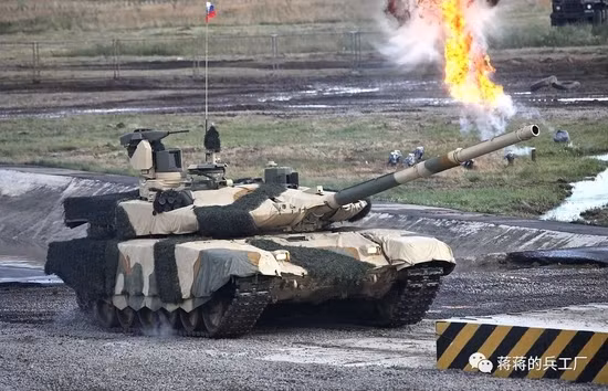 T-90M xuất hiện lần này cũng khoác lên mình lớp áo ngụy trang màu xanh lá cây, cụ thể là hệ thống ngụy trang kiểu áo choàng Nakidka. Đây là lớp vỏ ngụy trang được làm bằng vật liệu đặc biệt, có khả năng hấp thụ sóng radar và bức xạ hồng ngoại; có thể làm giảm các đặc tính hồng ngoại, bức xạ nhiệt và dải tần radar của xe tăng. 