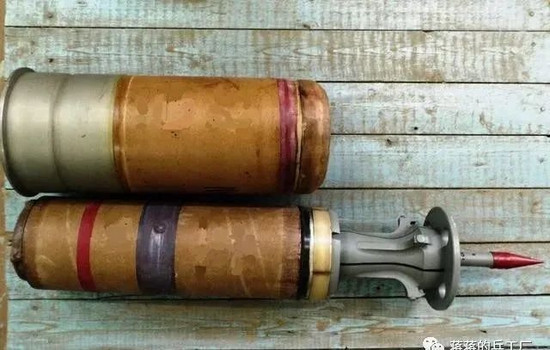 Pháo 2A46M-5 trang bị bộ nạp đạn tự động bàn xoay cải tiến, chứa được 22 viên đạn; nhưng đồng thời tháp pháo cũng được trang bị một khoang chứa đạn ở đuôi tháp pháo rất lớn, sử dụng thiết kế nhiều ngăn, cải thiện đáng kể khả năng sống sót của kíp xe, khi xe bị trúng đạn.