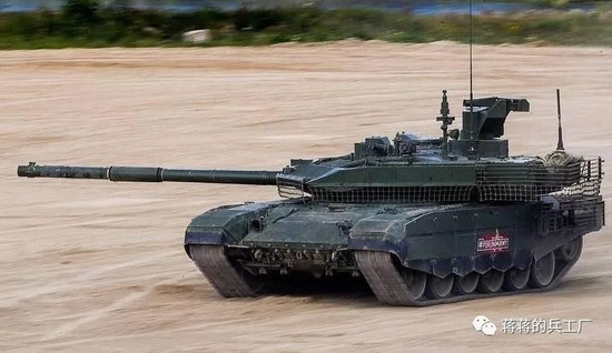 Việc bố trí giáp phản ứng nổ ở phía trước của T-90M phía trước tháp pháo giúp nó có thể phân biệt nó với T-80BVM và T-72B3M. Phần dưới tháp pháo của xe cũng được trang bị giáp treo và giáp lồng ở phía sau tháp pháo, động cơ và phía sau, có thể bảo vệ chống lại đạn chống tăng RPG và các loại đạn khác với trọng lượng tương đối nhẹ.