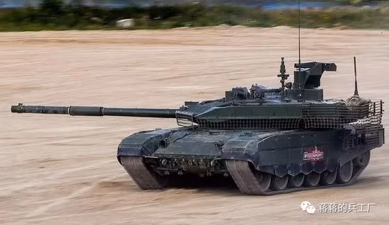 Việc bố trí giáp phản ứng nổ ở phía trước của T-90M phía trước tháp pháo giúp nó có thể phân biệt nó với T-80BVM và T-72B3M. Phần dưới tháp pháo của xe cũng được trang bị giáp treo và giáp lồng ở phía sau tháp pháo, động cơ và phía sau, có thể bảo vệ chống lại đạn chống tăng RPG và các loại đạn khác với trọng lượng tương đối nhẹ.