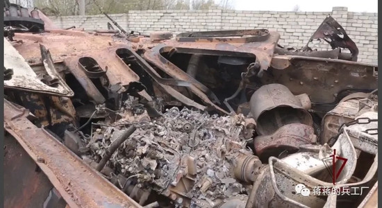 T-90M Proryv-3 có kíp lái 3 người, trọng lượng chiến đấu 50 tấn, tốc độ tối đa 60-70 km/h, tỷ lệ lực đẩy trên trọng lượng là 22,6 mã lực/tấn; tầm hoạt động 550 km, vượt vách hụt 0,8 mét, vượt hào rộng 2,85 mét. Khả năng đi ngầm 1,2 mét; nếu có thiết bị, có thể đi ngầm sâu 5 mét. Ảnh: Xe tăng Ukraine bị T-90M của Nga phục kích tiêu diệt.