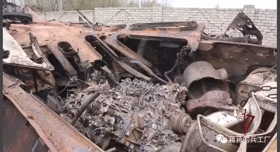 T-90M Proryv-3 có kíp lái 3 người, trọng lượng chiến đấu 50 tấn, tốc độ tối đa 60-70 km/h, tỷ lệ lực đẩy trên trọng lượng là 22,6 mã lực/tấn; tầm hoạt động 550 km, vượt vách hụt 0,8 mét, vượt hào rộng 2,85 mét. Khả năng đi ngầm 1,2 mét; nếu có thiết bị, có thể đi ngầm sâu 5 mét. Ảnh: Xe tăng Ukraine bị T-90M của Nga phục kích tiêu diệt.