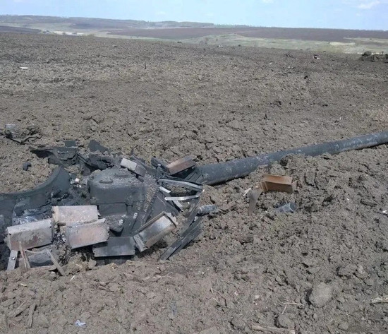 Một trận mưa tên lửa của Nga đã trút xuống đơn vị của Lữ 72 Quân đội Ukraine; và trong trận chặn kích này, xe tăng chiến đấu chủ lực T-90M mới của Nga đã xuất trận; kết quả là quân Ukraine bị thiệt hại 8 xe tăng và xe chiến đấu bộ binh, buộc quân Ukraine phải vội vã rút lui. Ảnh: Xe tăng Ukraine bị T-90M của Nga phục kích tiêu diệt. 