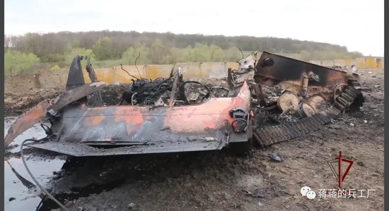 Đặc điểm nhận dạng lớn nhất của T-90M là tháp pháo; cuối cùng, T-90M đã loại bỏ những hạn chế về tháp pháo cũ của dòng T-72 và thay thế nó bằng một tháp pháo hàn mới (kế thừa từ T-90MS), giúp tăng cường lớp giáp composite và thuận lợi hơn khi lắp đặt giáp phản ứng nổ Relikt. Ảnh: Xe tăng Ukraine bị T-90M của Nga phục kích tiêu diệt.