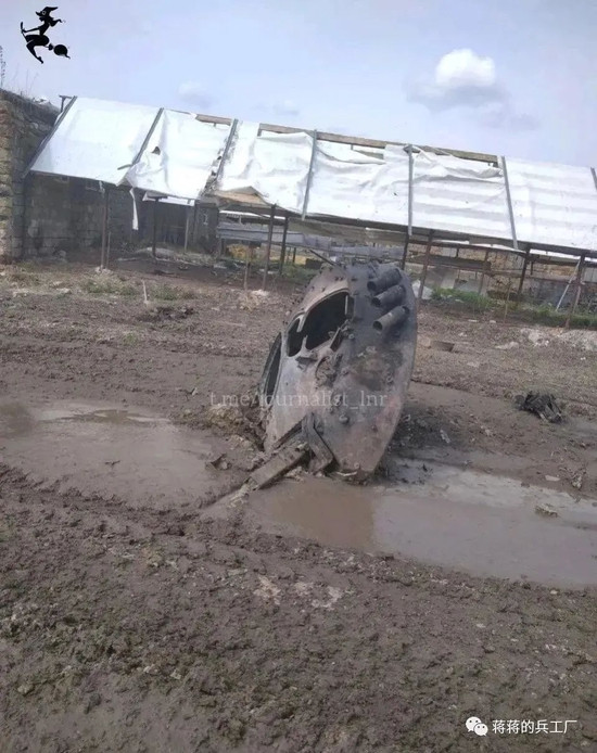 Xe tăng chiến đấu chủ lực T-90M Proryv-3 là mẫu xe tăng mới do Nhà máy xe tăng Ural phát triển, dựa trên cơ sở xe tăng chiến đấu chủ lực T-90AM / MS, có thể coi đây là phiên bản cải tiến cuối cùng của dòng xe tăng T-90. Ảnh: Xe tăng Ukraine bị T-90M của Nga phục kích tiêu diệt.