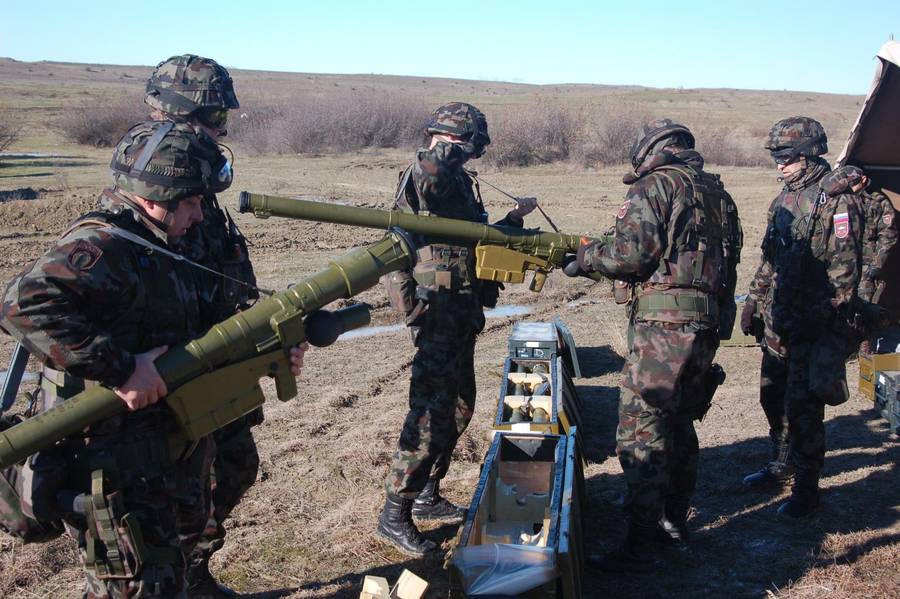 Đầu tiên là hệ thống tên lửa phòng không cá nhân di động, bao gồm tên lửa dẫn đường hồng ngoại 9K38 Igla và Verba (9K333), với tầm bắn khoảng 5 km. Hai phần ba số hệ thống phòng không riêng lẻ, sẽ được biên chế cho lực lượng chiến đấu tuyến trước, thường có tầm bắn trong phạm vi vài km.