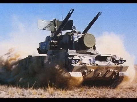 Để đảm bảo an toàn cho các lực lượng chiến đấu mặt đất trong “làn mưa đạn”, mỗi lữ đoàn của quân đội Nga cũng được trang bị 6 hệ thống phòng không tích hợp pháo là Tunguska, 6 xe phóng tên lửa phòng không Arrow-10 và nhiều hệ thống phòng không Tor-M1.