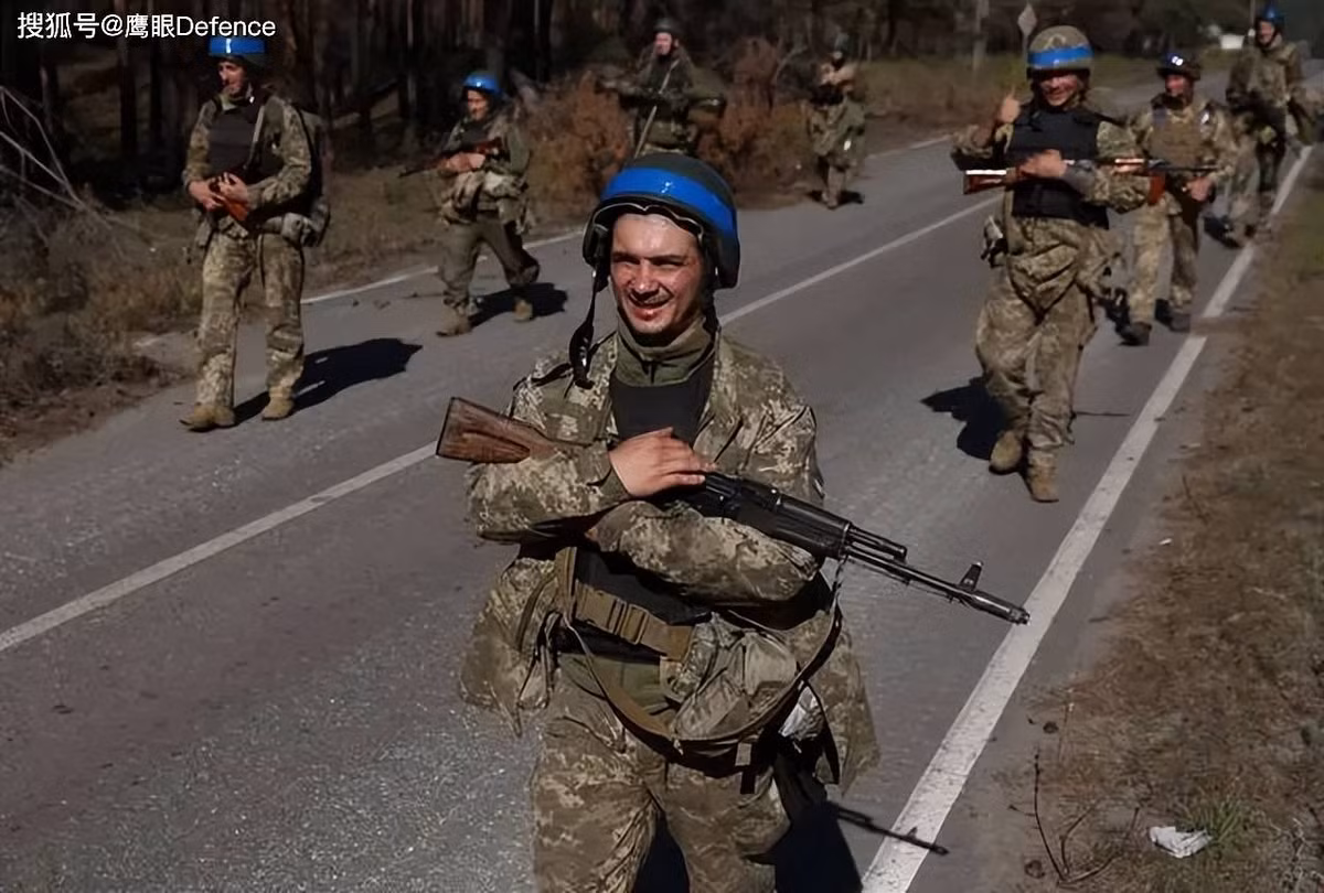 Ông Aestovich, cựu cố vấn trưởng của Văn phòng Tổng thống Ukraine, người bị sa thải vì nói những điều thuộc về bí mật quốc gia; cho rằng lực lượng vũ trang Ukraine cần nhiều người trẻ hơn, chứ không phải những người trên 40 tuổi.