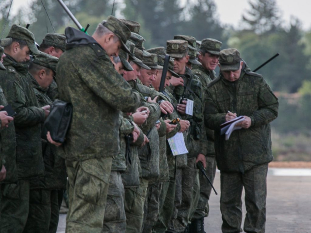 Quân đội Nga và quân đội Ukraine cũng có tình trạng tương tự về vấn đề này, theo sửa đổi Luật nghĩa vụ quân sự được Tổng thống Nga Putin ký vào tháng 7 năm nay, giới hạn độ tuổi tối đa được huy động trong quân đội Nga cũng được nâng lên. Trong đó, tuổi phục vụ sĩ quan cấp tướng được nâng lên 70 tuổi, tuổi sĩ quan cấp tá lên 65, cấp úy nâng lên 60, binh lính tăng lên 55.