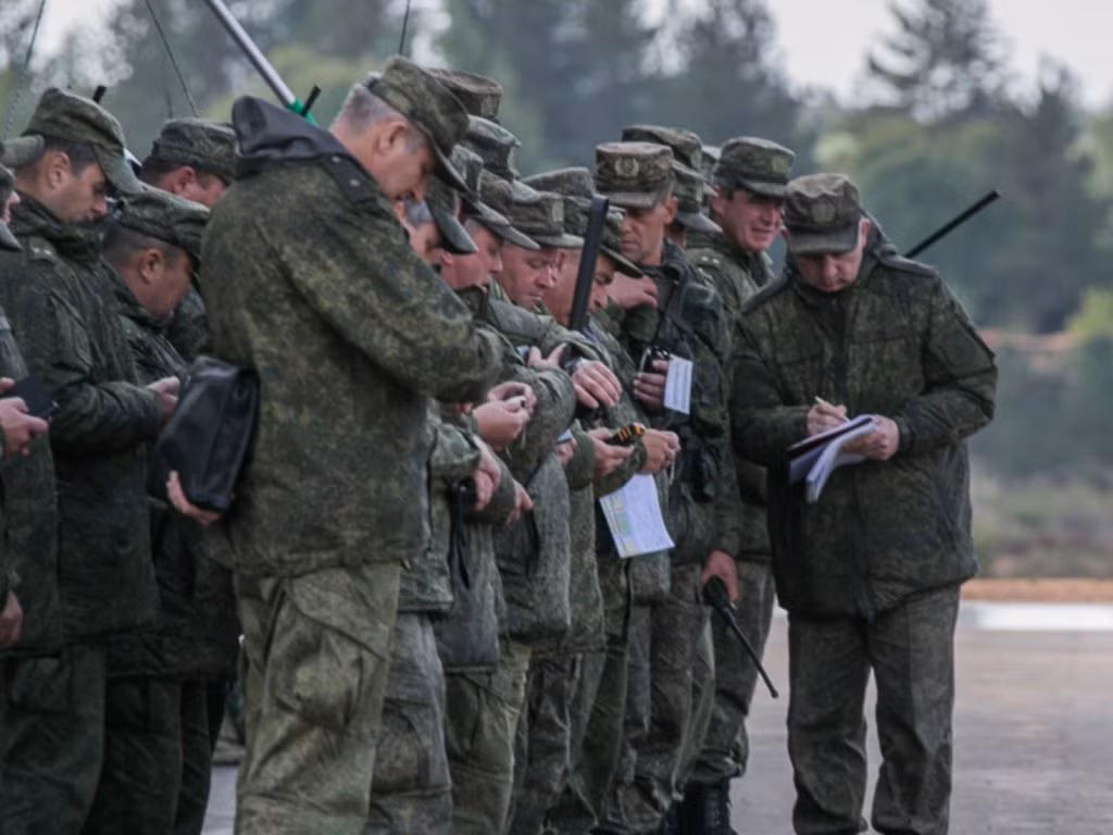 Quân đội Nga và quân đội Ukraine cũng có tình trạng tương tự về vấn đề này, theo sửa đổi Luật nghĩa vụ quân sự được Tổng thống Nga Putin ký vào tháng 7 năm nay, giới hạn độ tuổi tối đa được huy động trong quân đội Nga cũng được nâng lên. Trong đó, tuổi phục vụ sĩ quan cấp tướng được nâng lên 70 tuổi, tuổi sĩ quan cấp tá lên 65, cấp úy nâng lên 60, binh lính tăng lên 55.