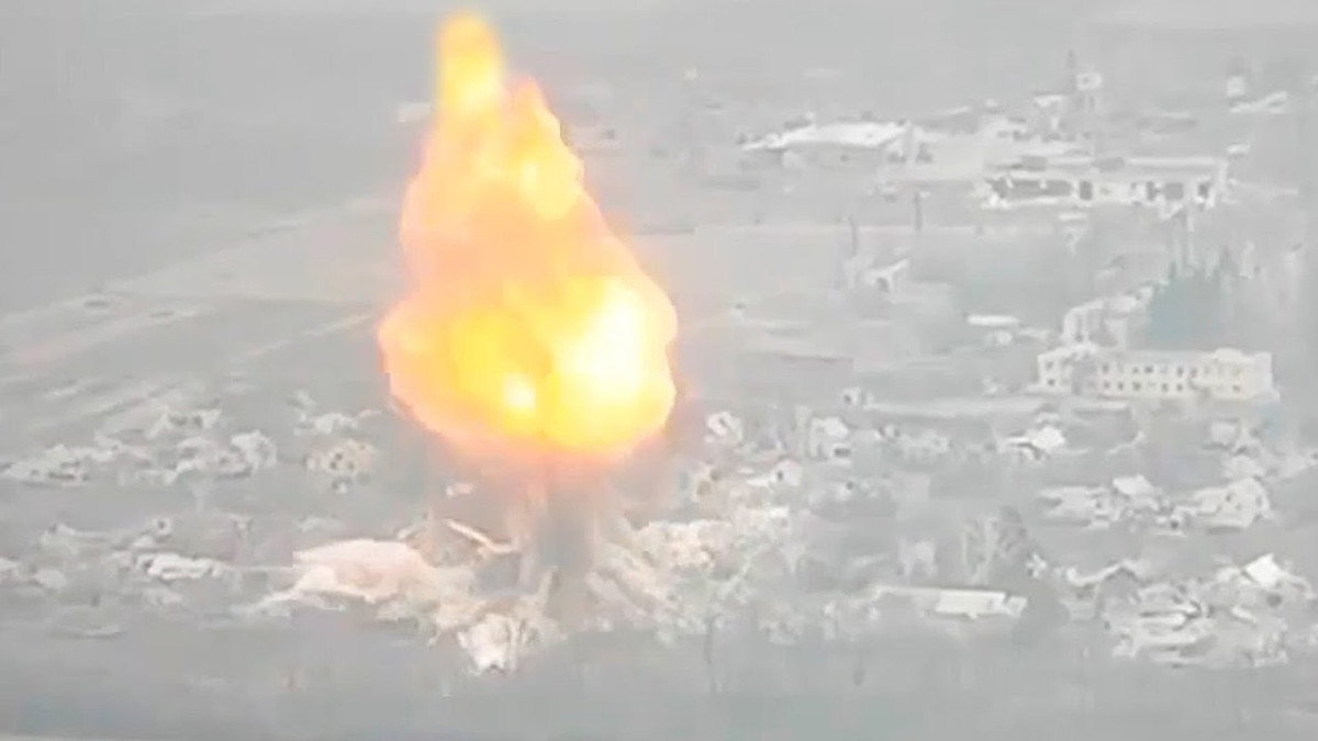 "Trước đây, chúng tôi chỉ bị pháo kích. Bây giờ người Nga tấn công chúng tôi mạnh hơn và bắt đầu sử dụng vũ khí của không quân, đặc biệt là bom hạng nặng FAB-1500 rất kinh khủng. Nếu bạn sống sót, bạn chắc chắn sẽ bị sang chấn tâm lý”, một người lính Ukraine cho phóng viên CNN biết.