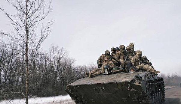 Nhiệm vụ trước mắt của Quân đội Ukraine là cố gắng “câu giờ” để tập hợp lại và tiến hành một cuộc phản công từ bên sườn; mục tiêu quan trọng là mở rộng kiểm soát đối với phần phía tây nam của thành phố. Hiện có thông tin, Quân đội Ukraine bắt đầu phát động phản công,