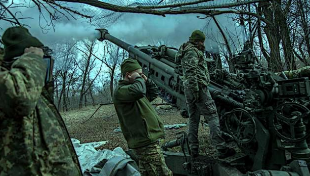 Thứ nhất: Mặc dù Quân đội Ukraine hiện đang thể hiện “khí thế chiến đấu” rất mạnh mẽ, nhưng việc thiếu vũ khí hạng nặng là một điểm yếu. Sau nhiều lần được phương Tây viện trợ, vũ khí trang bị chủ lực của Quân đội Ukraine hiện nay cũng chưa thực sự được cải thiện là bao. 