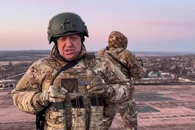 Theo ông Yevgeny Prigozhin, Chủ tịch công ty lính đánh thuê Wagner của Nga, Quân đội Ukraine đang chuẩn bị phản công, nhằm đánh vào sườn các đơn vị Wagner và tái chiếm Bakhmut. Trong bối cảnh đó, ông đã trực tiếp kêu gọi Bộ trưởng Quốc phòng Nga Sergei Shoigu, khẩn cấp thực hiện các biện pháp để ngăn chặn một cuộc tấn công như vậy.