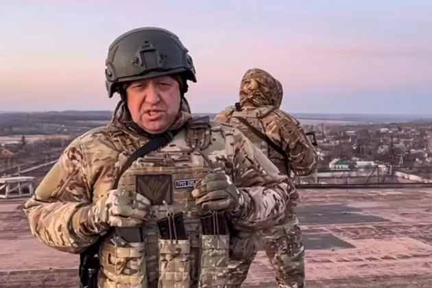 Theo ông Yevgeny Prigozhin, Chủ tịch công ty lính đánh thuê Wagner của Nga, Quân đội Ukraine đang chuẩn bị phản công, nhằm đánh vào sườn các đơn vị Wagner và tái chiếm Bakhmut. Trong bối cảnh đó, ông đã trực tiếp kêu gọi Bộ trưởng Quốc phòng Nga Sergei Shoigu, khẩn cấp thực hiện các biện pháp để ngăn chặn một cuộc tấn công như vậy.