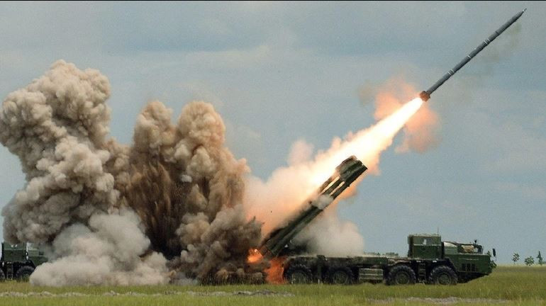 Thứ hai: So với khả năng trang bị hỏa lực của Quân đội Ukraine, "cấu hình" của Quân đội Nga vượt trội rất nhiều. Ví dụ, một lữ đoàn pháo phản lực phóng loạt (MLRS) hạng nặng Tornado S của Nga tham chiến tại Bakhmut, có thể phóng 12 quả đạn cùng lúc, diện tích hủy diệt hơn 12 sân bóng đá.