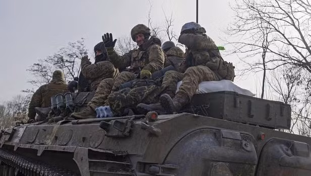 Theo tình báo Quân đội Nga, tham gia phản công tại Bakhmut gồm có lực lượng của Lữ đoàn xung kích đường không 80, Lữ đoàn bộ binh cơ giới 67, Lữ đoàn bộ binh cơ giới 54 và Lữ đoàn sơn cước 10 của Quân đội Ukraine. 